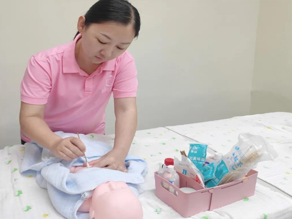 青島月嫂服務,嬰兒清洗護理